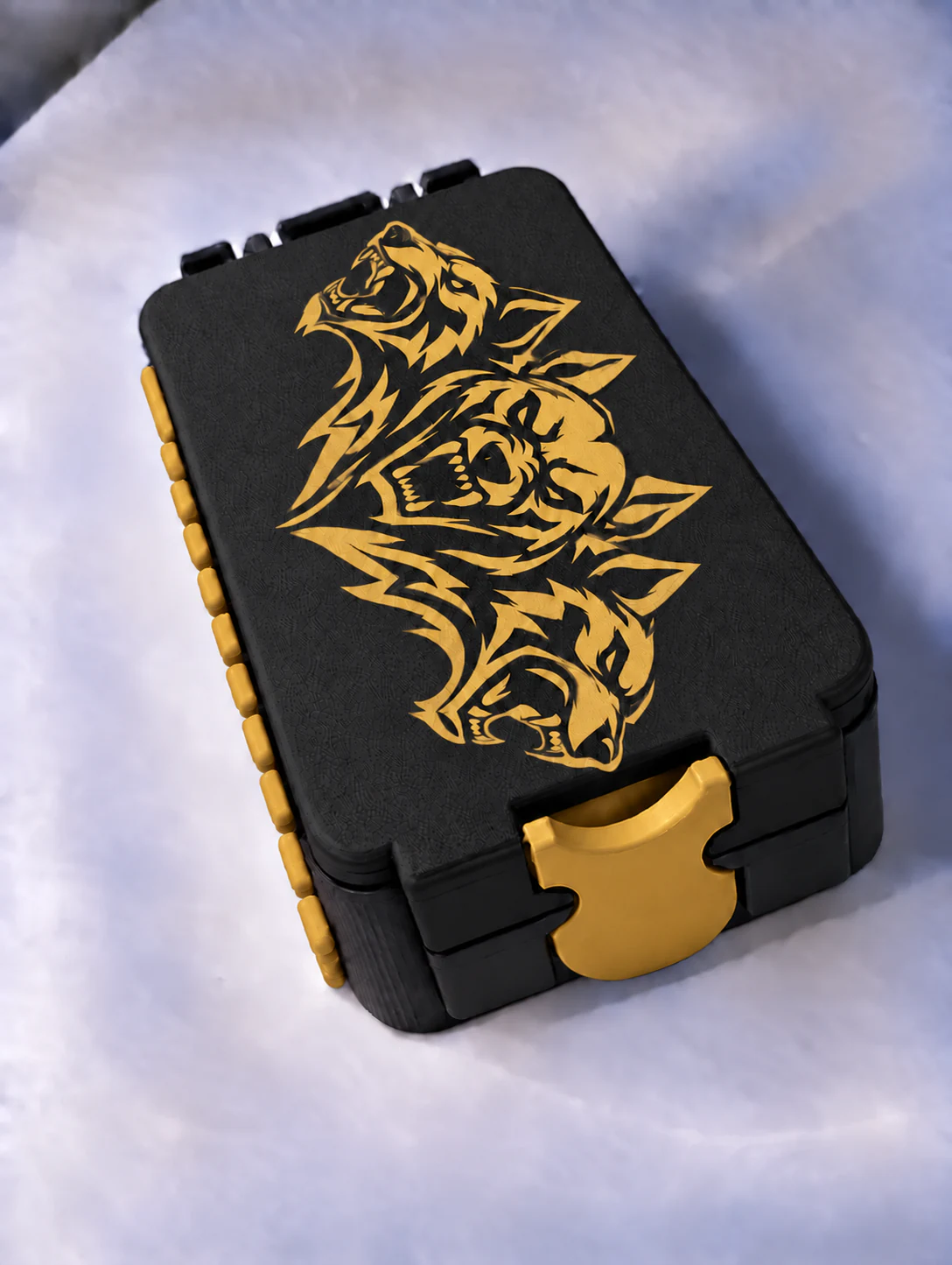 Kuboo Boost 50 fechada, com corpo e tampa pretos, arte, fecho central e laterais amarelos